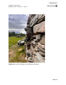 Fotografi av en steinmur sett fra vest, med tekstbeskrivelse om fare for utrasing.