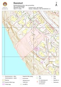 Et basiskart (situasjonskart) fra Bergen kommune som viser eiendomsgrenser, høydekurver, bygninger og infrastruktur i området Hellebakken 18B.