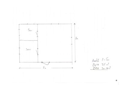 Håndtegnet etasjeplan med romfordeling, mål og arealoppsummering.