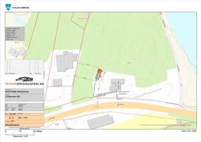 Situasjonsplan som viser tomtens beliggenhet i forhold til nabolag, vei og terrengforhold.