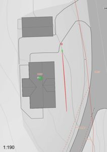 Situasjonsplan som viser to bygninger, tomtegrenser, høydemålerlinjer (konturlinjer), og en rød linje som sannsynligvis markerer en grense eller en planlagt inngrep (f.eks. en vei eller en grense for en utvidelse).