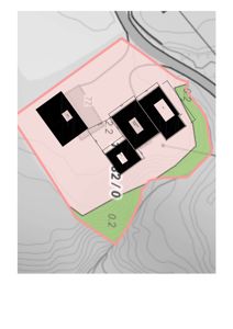 Situasjonsplan som viser tomtens form (rødt), terrengkonturer (konturlinjer), og plassering av bygninger (svarte felter) i forhold til terrenget.
