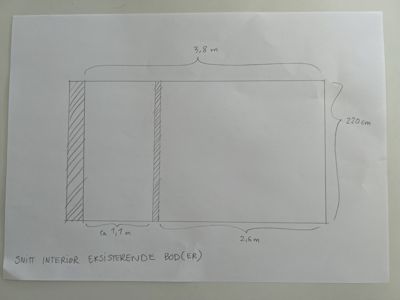 Håndtegnet snittgjenomgang av en eksisterende bod med mål og romfordeling.