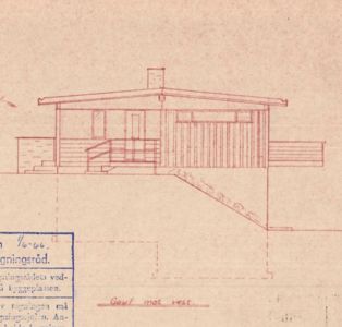 Fasadetegning av en enebolig sett fra vest, med visuell fremstilling av tak, vinduer, trapp og terrengforhold.