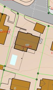 Situasjonsplan som viser tomt, bygninger og veier.