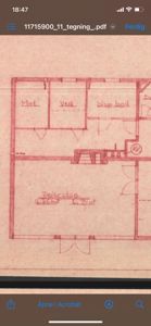 Etasjeplan med romfordeling og håndtegnede merkelapper som 'Mat', 'Ved', 'bisp bod' og 'Peisestue'.