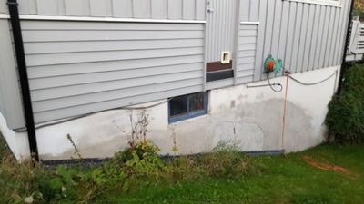 Fotografi av fasaden på en bygning, som viser belegg, vinduer og tilbehør.