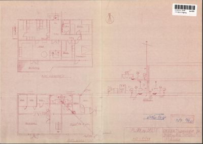 Bildet viser et ark med tegninger som inkluderer etasjeplaner (floor plans) og et snitt (section) av en bygning. Det er også en situasjonsplan (site plan) i høyre del.