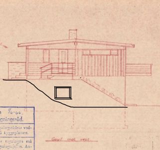 Fasadetegning av en enebolig sett fra vest, med visuell fremstilling av tak, fasade, trapp og terrengprofil.