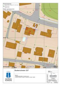 Situasjonsplan som viser eiendomsgrenser, bruksnummer, naboeiendommer og bygningers plassering i forhold til veier.