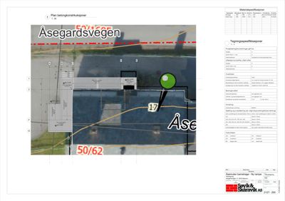 Fotografi av en eksisterende eller planlagt bygning sett fra luften (flyfoto), med overlagte tegninger og tekst.