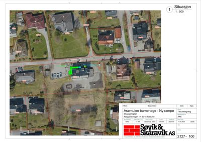 Situasjonsplan som viser bygningens plassering i forhold til nabolaget, veier og tomtegrenser.