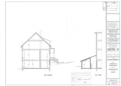 Snittegning av hovedbygget og tilbygget som viser høyder, romfordeling og konstruksjon.