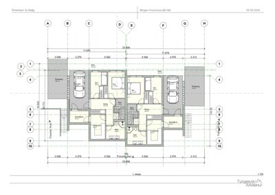 Etasjeplan for en bolig med romfordeling, mål, parkeringsplasser og fasadeorientering.