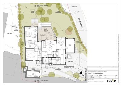 Situasjonsplan som viser bygningens plassering i forhold til naboeiendommer, eksisterende beplantning, og utvidelser.