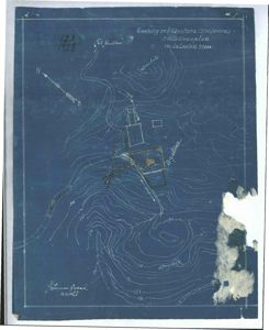 Situasjonsplan med konturlinjer, bygningsplassering og orientering (N/S).