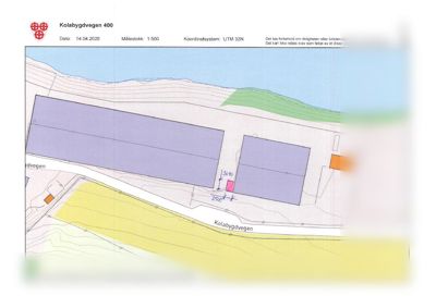 Situasjonsplan som viser to store bygninger (lilla) og mindre bygninger (oransje) i forhold til Kolabytgvegen, en elv, og terrengforhold (konturlinjer).