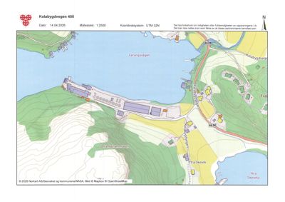 Kart over Kolabygdevegen med omgivende terreng, vann og infrastruktur