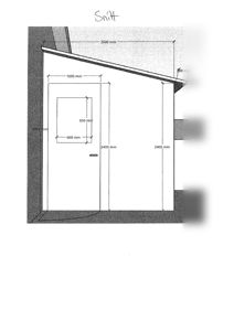 Fasadetegning som viser oppriss av en bygning sett fra siden, med mål på dør, tak og vegg.