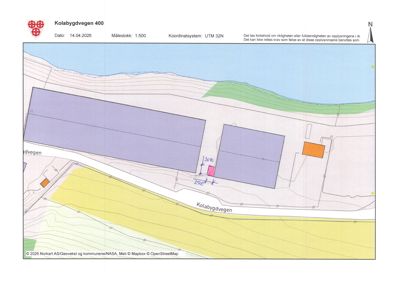 Situasjonsplan som viser to store bygninger (lilla) og mindre bygninger (oransje) i forhold til Kolabytgvegen, en elv, og terrengforhold (konturlinjer).