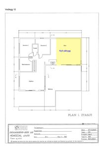 Etasjeplan (PLAN 1. ETASJE) som viser romfordeling, mål og en plan for nytt påbygg.