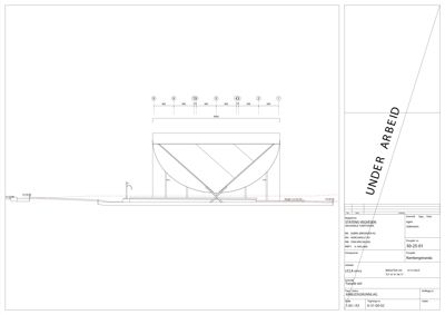 Snittegning som viser bygningens tverrsnitt, inkludert takform og grunnkonstruksjon.