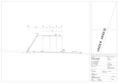 Snittegning som viser tverrsnittet av en vei eller gangvei med høydeforskjeller, trinn og planhøyder (C-), samt en 'UNDER ARBEID'-merking.