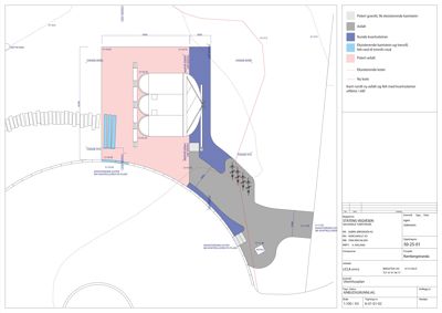 Situasjonsplan som viser plassering av bygning, asfalterte områder, beplantning og eksisterende koter.
