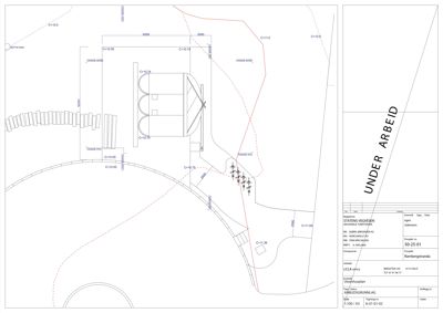 Situasjonsplan som viser tomtens form, grenser, høydemålinger (C-høyder) og plassering av en bygning i forhold til omgivelsene.