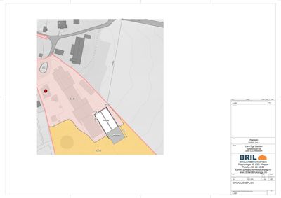 Situasjonsplan som viser tomtens grenser, nabobebyggelse, veier og plassering av planlagt bygning.