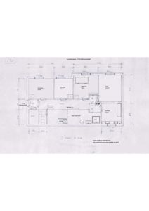 En plantegning (etasjeplan) som viser romfordeling, mål og innredning for et hus etter renovering.