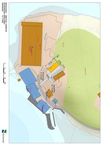 Situasjonsplan som viser tomtens form, terrengforhold (konturlinjer), vannmasser, og plassering av bygninger og anlegg.