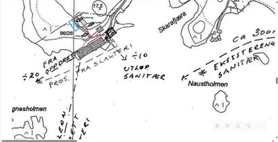 Situasjonsplan eller tomtetekning som viser bygningsplassering, tilknytningslinjer (røde og blå linjer), og omgivelser som 'Skarafjæra' og 'Naustholmen'.