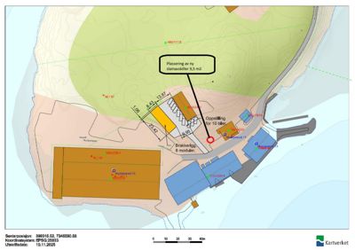 Situasjonsplan som viser plassering av en ny slamavskiller og andre bygninger på tomten.