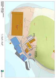 Situasjonsplan som viser tomtens form, terrengforhold (konturlinjer), eksisterende og planlagte bygninger, samt viktige punkter som vannløp og vei.