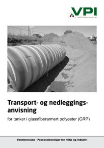 Et svart-hvitt fotografi av en stor, hvit tank i en utendørs graving.