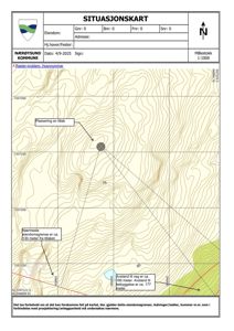 Situasjonskart som viser plassering av tiltak (antagelig en bolig) på eiendommen, med høydekurver, nabogrenser og avstander til vei og bebyggelse.