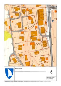 Situasjonsplan (kartutsnitt) som viser tomtens beliggenhet i forhold til nabolag, veier og høydemålinger.