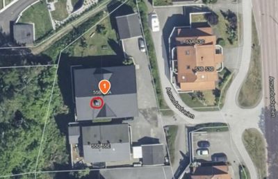 Satellittbilde (flyfoto) av en boligbebyggelse med adresser og gatenavn (Amundrudveien) synlig.