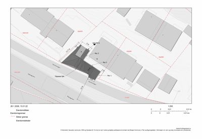 Situasjonsplan som viser eiendomsgrenser, sikker grenser, eiendomstilkister og bygningsplassering med mål.