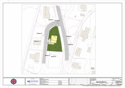Situasjonsplan som viser tomtens form, omgivende infrastruktur (veier) og plassering av bygninger.