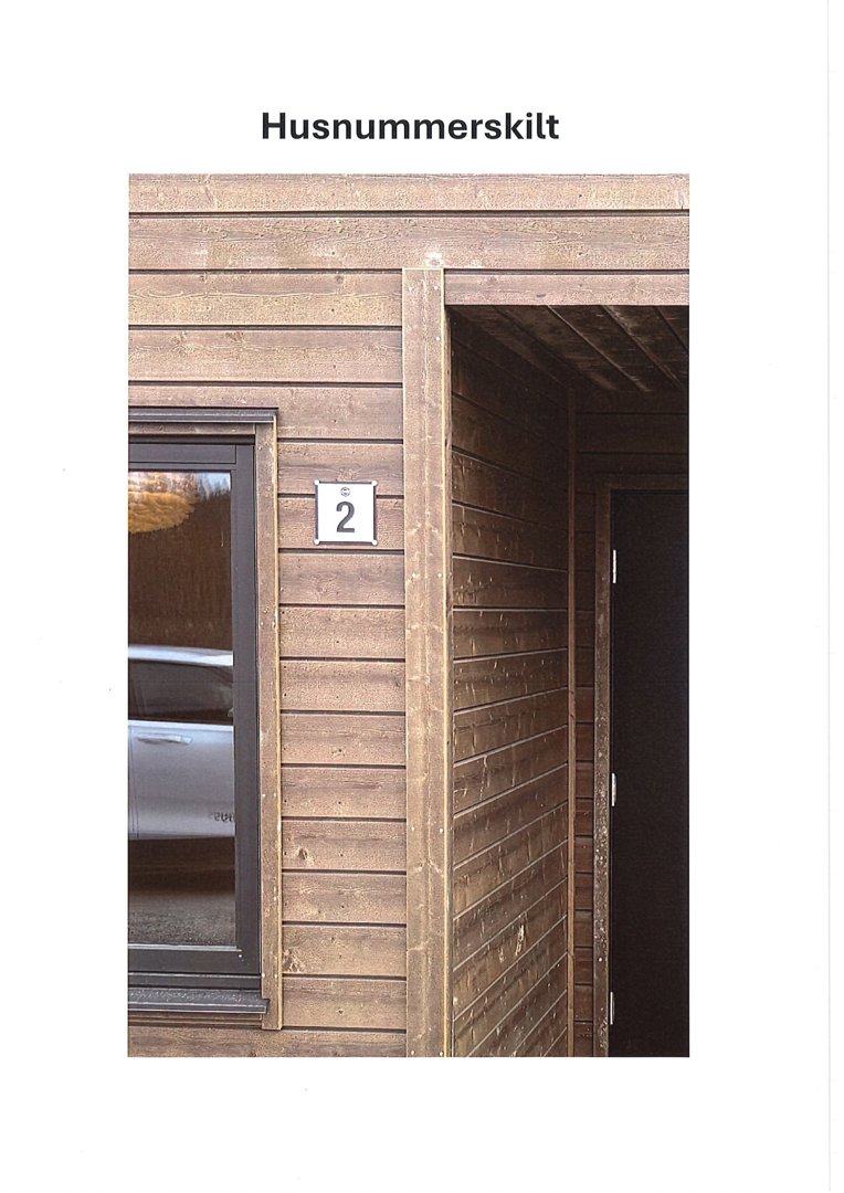 Fotografi av en fasade med et husnummerskilt (nr. 2) og vinduer.