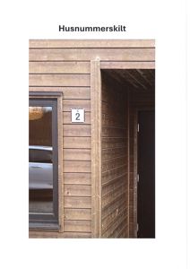 Fotografi av en fasade med et husnummerskilt (nr. 2) og vinduer.