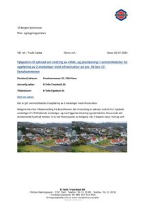 Fotografi av en arkitekturmodell som viser to eneboliger i naturfarge, hvit og sort, plassert i en situasjonsmodell med omgivende bebyggelse.