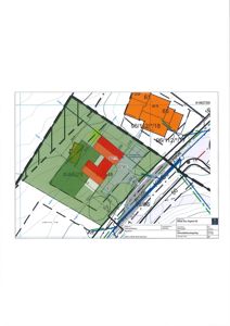 Situasjonsplan som viser tomtens grenser, naboeiendommer, veier og bygningsfotavtrykk.