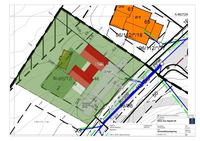 Situasjonsplan som viser tomtens grenser, høydemålinger, nabotomter og bygningens plassering.