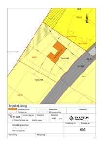 Situasjonsplan som viser tomtsgrenser, høydekurver og innmålt grunnmur for et byggeprosjekt.