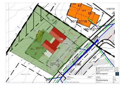 Situasjonsplan som viser tomtens grenser, høydemål, nabotomter og bygningens plassering.