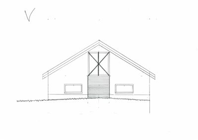 En håndtegnet fasadetekning av en bygning med et skrått tak, en sentral dør og to vinduer.