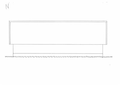 Snittegning som viser bygningens tverrsnitt med grunnplan og tak.